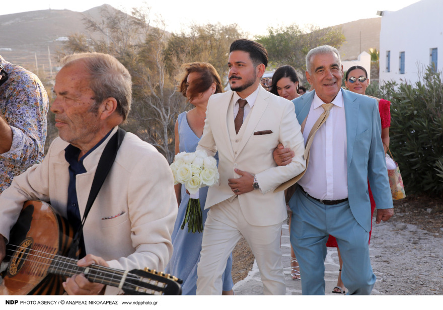 Stan: Η συγκίνηση όταν έφτασε η νύφη στην εκκλησία και ο χορός του ιερέα που τους πάντρεψε