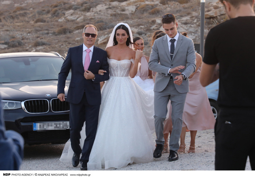 Stan: Η συγκίνηση όταν έφτασε η νύφη στην εκκλησία και ο χορός του ιερέα που τους πάντρεψε