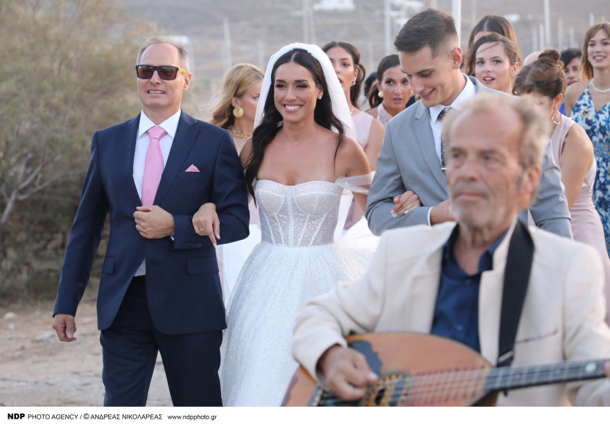Stan: Η συγκίνηση όταν έφτασε η νύφη στην εκκλησία και ο χορός του ιερέα που τους πάντρεψε
