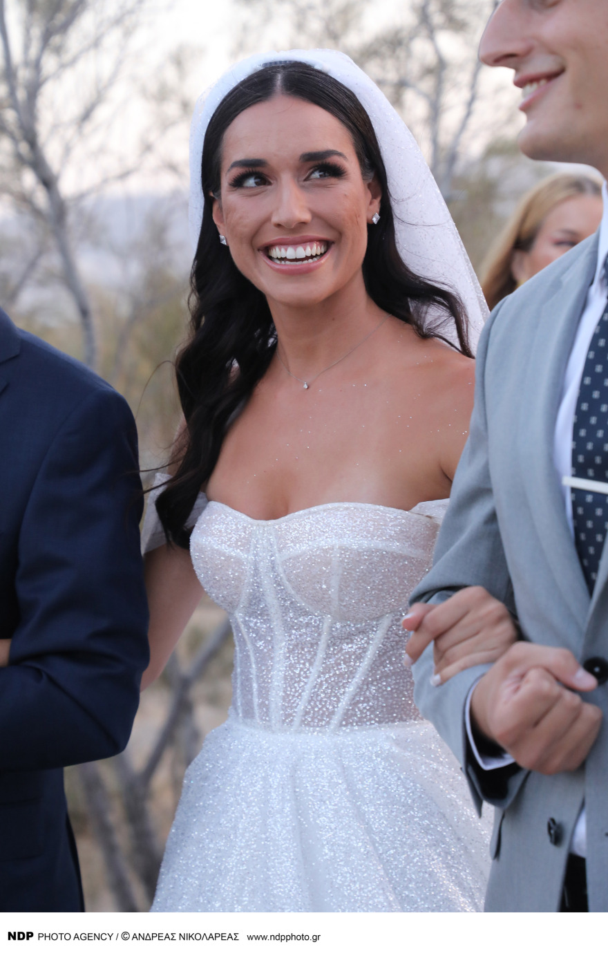 Stan: Η συγκίνηση όταν έφτασε η νύφη στην εκκλησία και ο χορός του ιερέα που τους πάντρεψε