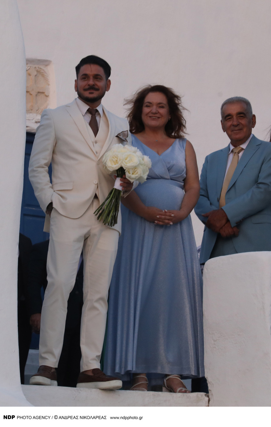 Stan: Η συγκίνηση όταν έφτασε η νύφη στην εκκλησία και ο χορός του ιερέα που τους πάντρεψε