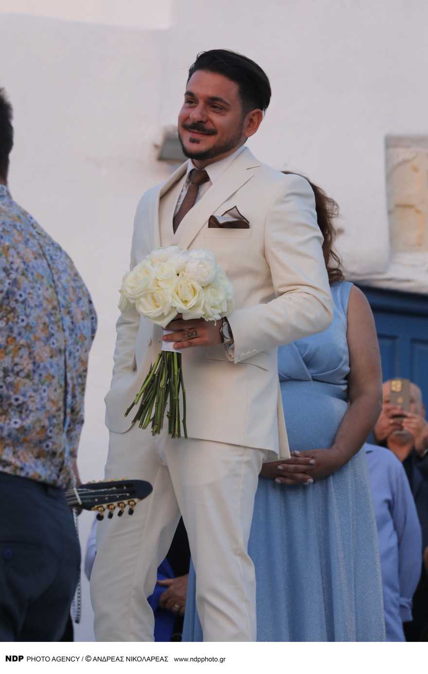 Stan: Η συγκίνηση όταν έφτασε η νύφη στην εκκλησία και ο χορός του ιερέα που τους πάντρεψε