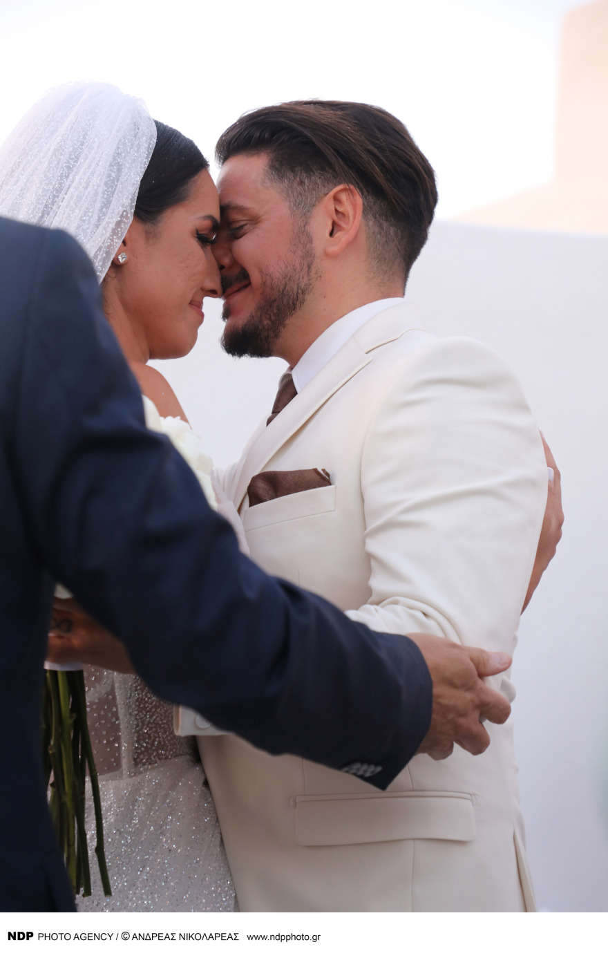 Stan: Η συγκίνηση όταν έφτασε η νύφη στην εκκλησία και ο χορός του ιερέα που τους πάντρεψε