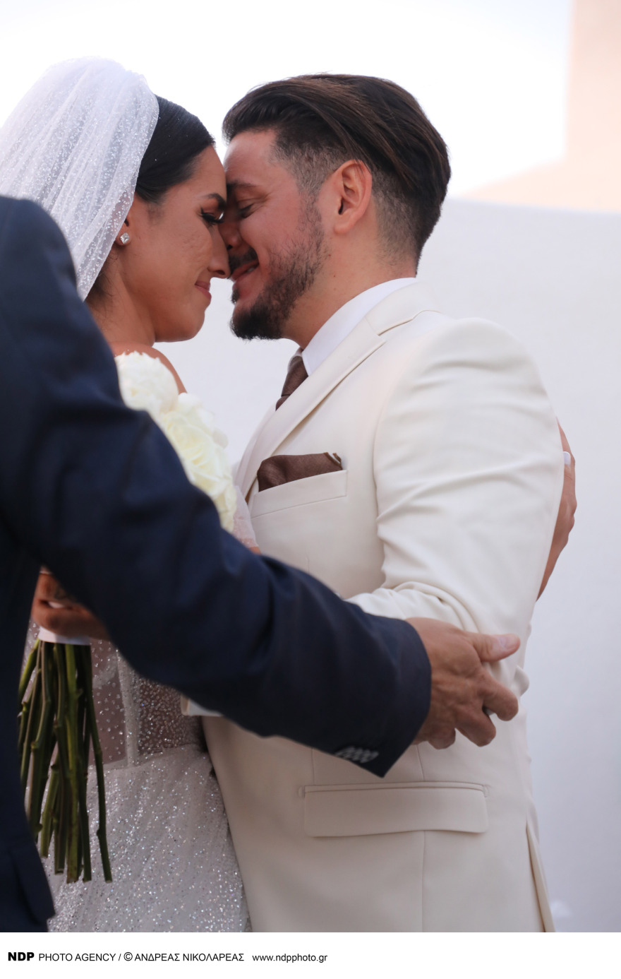 Stan: Η συγκίνηση όταν έφτασε η νύφη στην εκκλησία και ο χορός του ιερέα που τους πάντρεψε