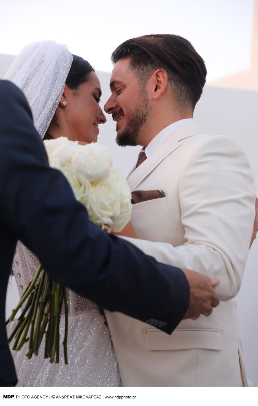 Stan: Η συγκίνηση όταν έφτασε η νύφη στην εκκλησία και ο χορός του ιερέα που τους πάντρεψε