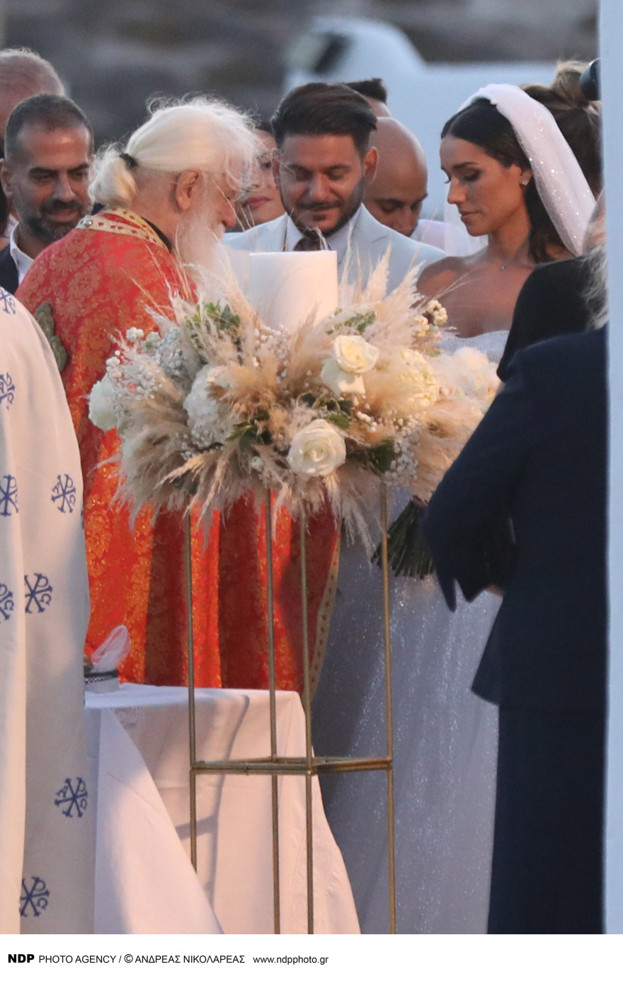 Stan: Η συγκίνηση όταν έφτασε η νύφη στην εκκλησία και ο χορός του ιερέα που τους πάντρεψε