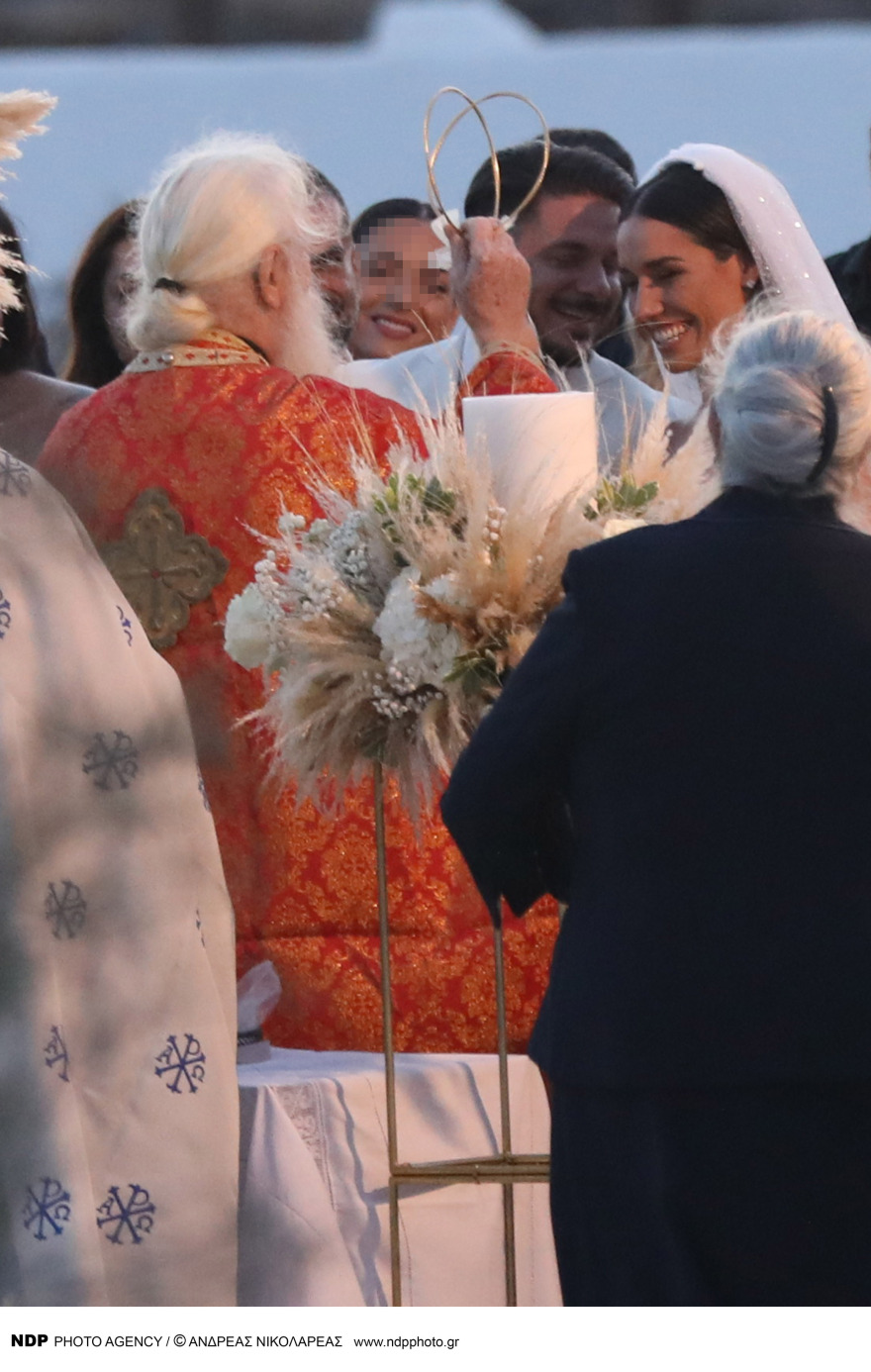 Stan: Η συγκίνηση όταν έφτασε η νύφη στην εκκλησία και ο χορός του ιερέα που τους πάντρεψε