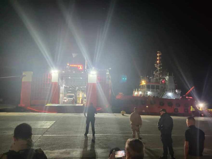 Ραφήνα: Έδεσε στο λιμάνι το «Fast Ferries Andros» με τους 731 επιβάτες ύστερα από 18 ώρες (βίντεο και φωτογραφίες)