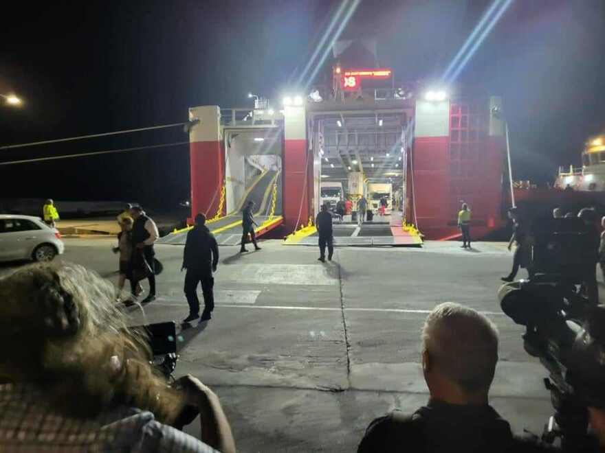 Ραφήνα: Έδεσε στο λιμάνι το «Fast Ferries Andros» με τους 731 επιβάτες ύστερα από 18 ώρες (βίντεο και φωτογραφίες)