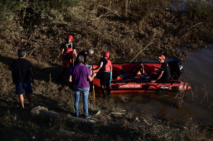 Πλημμύρες: Μία ακόμη δύσκολη νύχτα στη Θεσσαλία - Σταθερή η στάθμη του Πηνειού, συνεχίζονται οι απεγκλωβισμοί