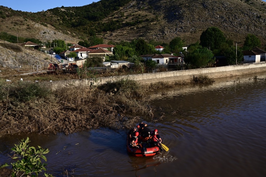 Πλημμύρες: Μία ακόμη δύσκολη νύχτα στη Θεσσαλία - Σταθερή η στάθμη του Πηνειού, συνεχίζονται οι απεγκλωβισμοί