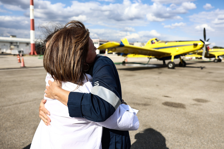 Με τους Ελβετούς που έδωσαν μάχη με τη φωτιά στον Έβρο συναντήθηκε η Σακελλαροπούλου