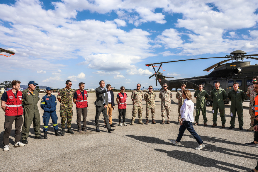 Με τους Ελβετούς που έδωσαν μάχη με τη φωτιά στον Έβρο συναντήθηκε η Σακελλαροπούλου