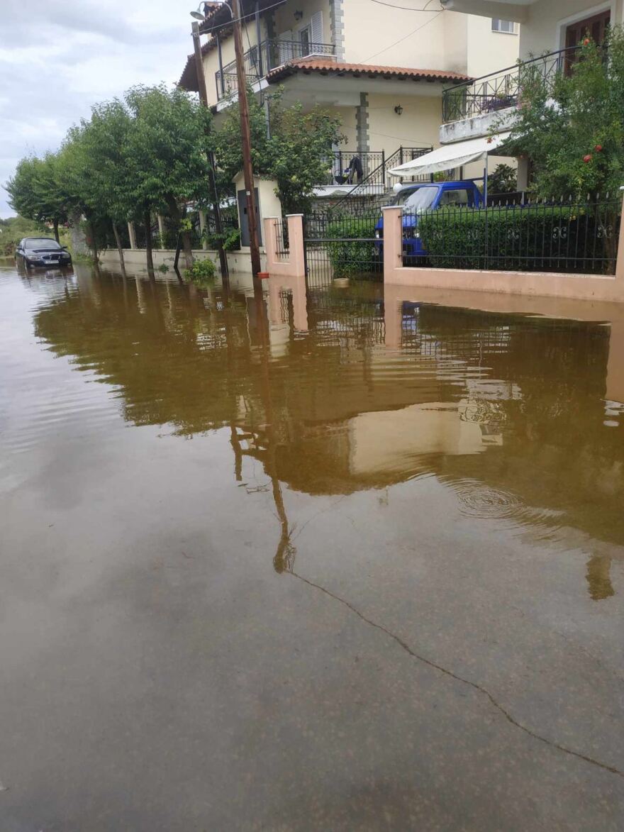 Θεσσαλία: «Κατέρρευσαν 30 σπίτια - Σε μισή ώρα χάθηκαν οι κόποι μιας ζωής» λένε πλημμυροπαθείς από Τρίκαλα και Λάρισα