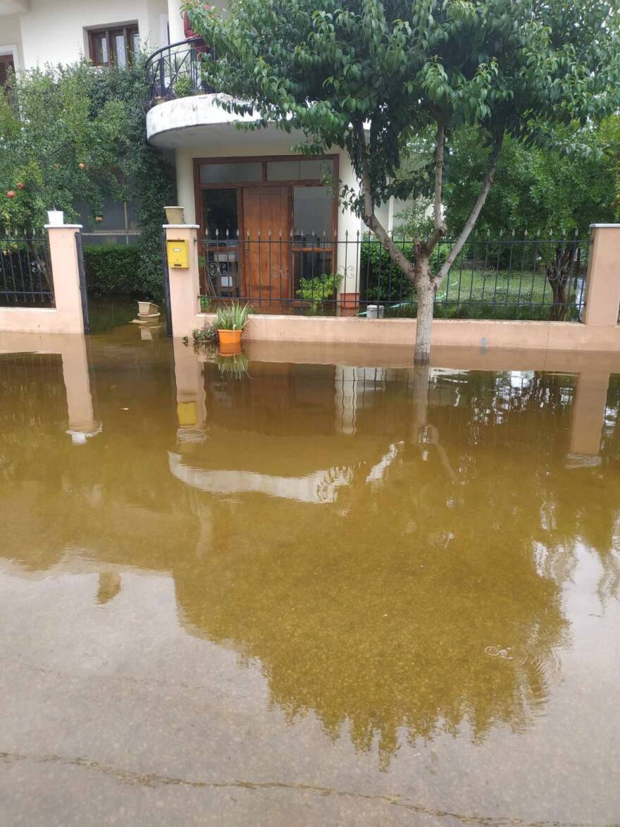 Θεσσαλία: «Κατέρρευσαν 30 σπίτια - Σε μισή ώρα χάθηκαν οι κόποι μιας ζωής» λένε πλημμυροπαθείς από Τρίκαλα και Λάρισα