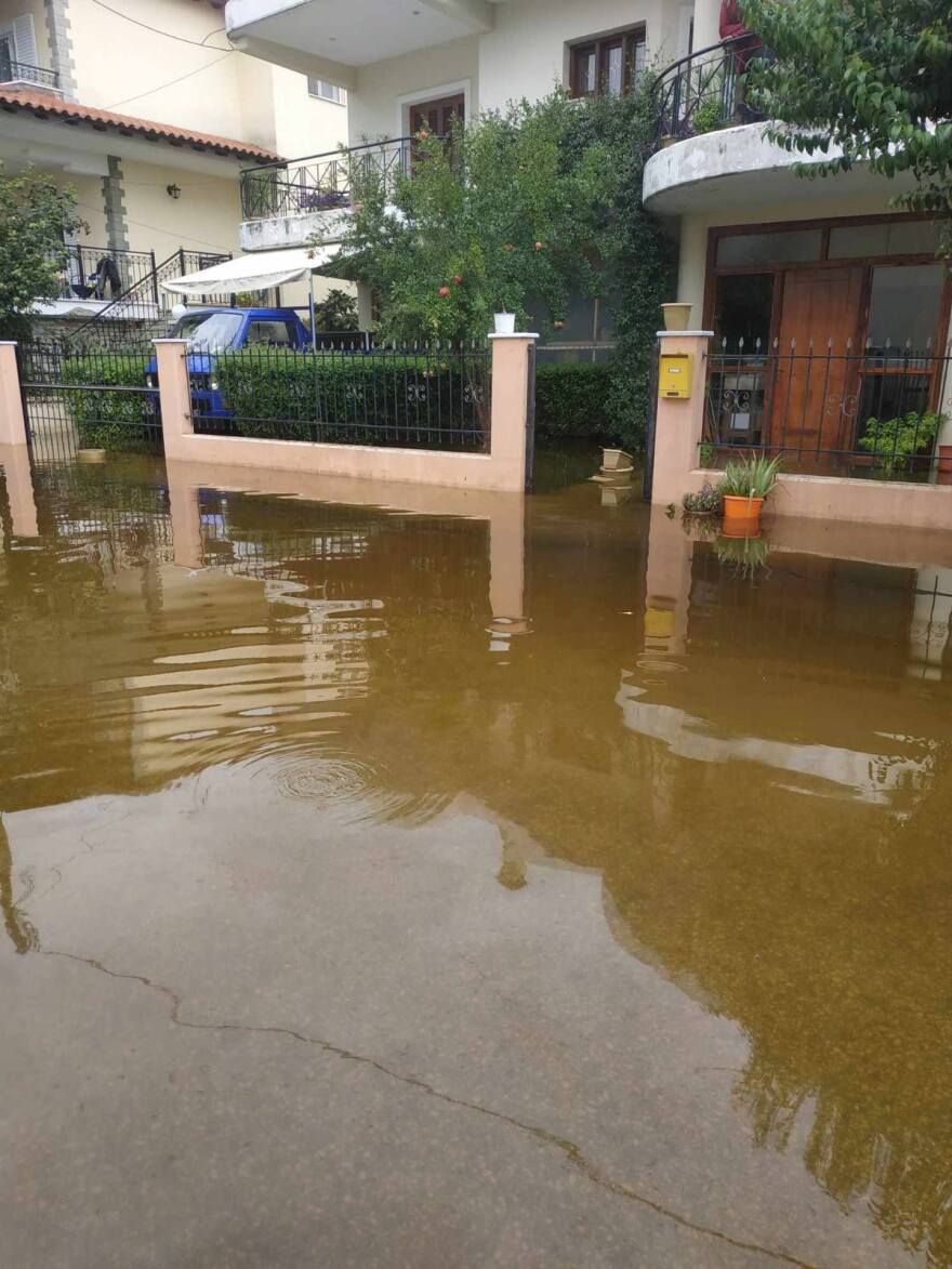 Θεσσαλία: «Κατέρρευσαν 30 σπίτια - Σε μισή ώρα χάθηκαν οι κόποι μιας ζωής» λένε πλημμυροπαθείς από Τρίκαλα και Λάρισα