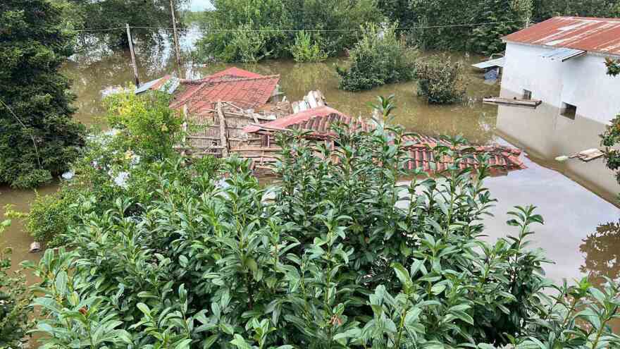 Θεσσαλία: «Κατέρρευσαν 30 σπίτια - Σε μισή ώρα χάθηκαν οι κόποι μιας ζωής» λένε πλημμυροπαθείς από Τρίκαλα και Λάρισα