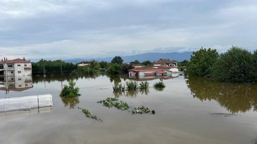 Θεσσαλία: «Κατέρρευσαν 30 σπίτια - Σε μισή ώρα χάθηκαν οι κόποι μιας ζωής» λένε πλημμυροπαθείς από Τρίκαλα και Λάρισα