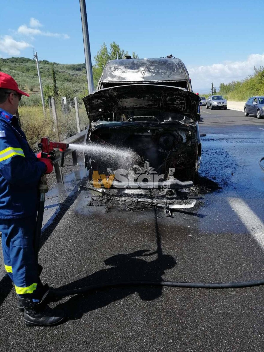Φθιώτιδα: Φορτηγάκι τυλίχθηκε στις φλόγες στην Ε.Ο Αθηνών - Λαμίας, στο ύψος του Μώλου