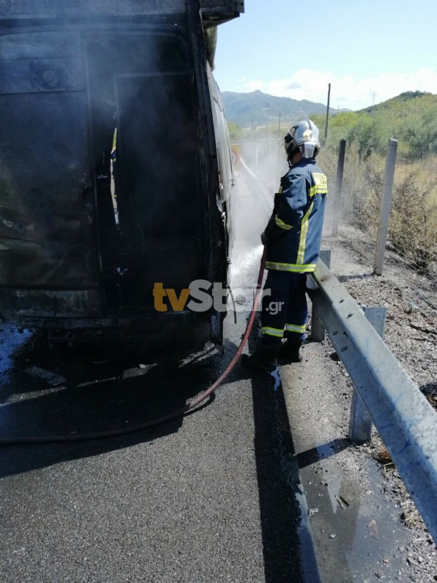 Φθιώτιδα: Φορτηγάκι τυλίχθηκε στις φλόγες στην Ε.Ο Αθηνών - Λαμίας, στο ύψος του Μώλου