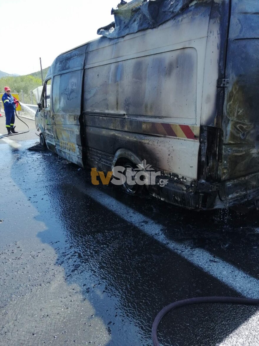 Φθιώτιδα: Φορτηγάκι τυλίχθηκε στις φλόγες στην Ε.Ο Αθηνών - Λαμίας, στο ύψος του Μώλου