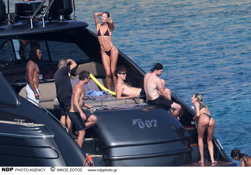 Κάντις Σουάνπολ - Τζοάν Σμολς - Ντάουτζεν Κρόες: Οι ξέφρενες διακοπές τους στη Μύκονο