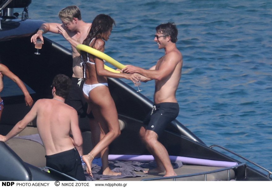 Κάντις Σουάνπολ - Τζοάν Σμολς - Ντάουτζεν Κρόες: Οι ξέφρενες διακοπές τους στη Μύκονο