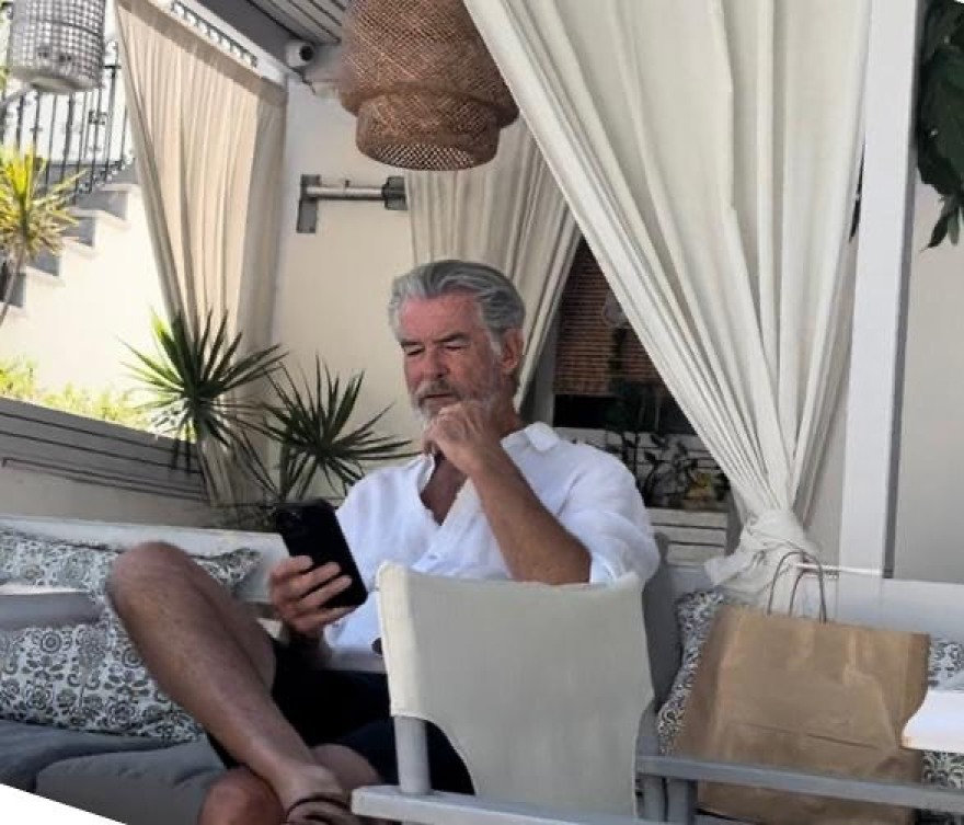 Πιρς Μπρόσναν: Στην Πάτμο συνεχίζει τις διακοπές του ηθοποιός