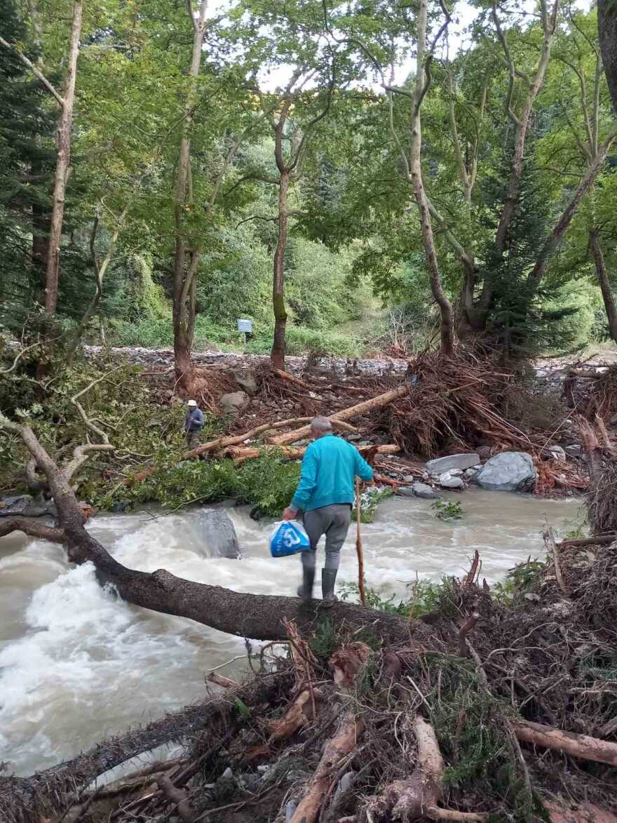 Πολυθέα Ασπροποτάμου: Καταστράφηκε το σπίτι του, πέρασε το ποτάμι πάνω σε κορμό δένδρου