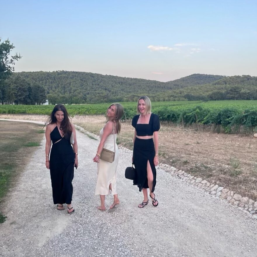 Τζένιφερ Άνιστον: Κάνει διακοπές μαζί με τον Τζίμι Κίμελ και τον Τζέισον Μπέιτμαν