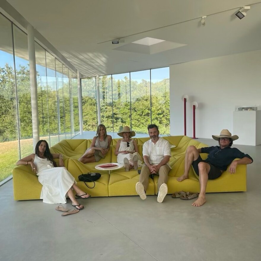 Τζένιφερ Άνιστον: Κάνει διακοπές μαζί με τον Τζίμι Κίμελ και τον Τζέισον Μπέιτμαν