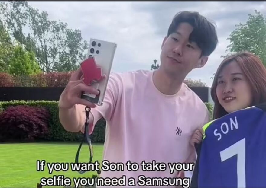 Τα βάσανα ενός ποδοσφαιριστή: Δεν μπορεί να κρατάει τα κινητά θαυμαστών για τις σέλφι αν δεν είναι του... χορηγού του - Δείτε βίντεο