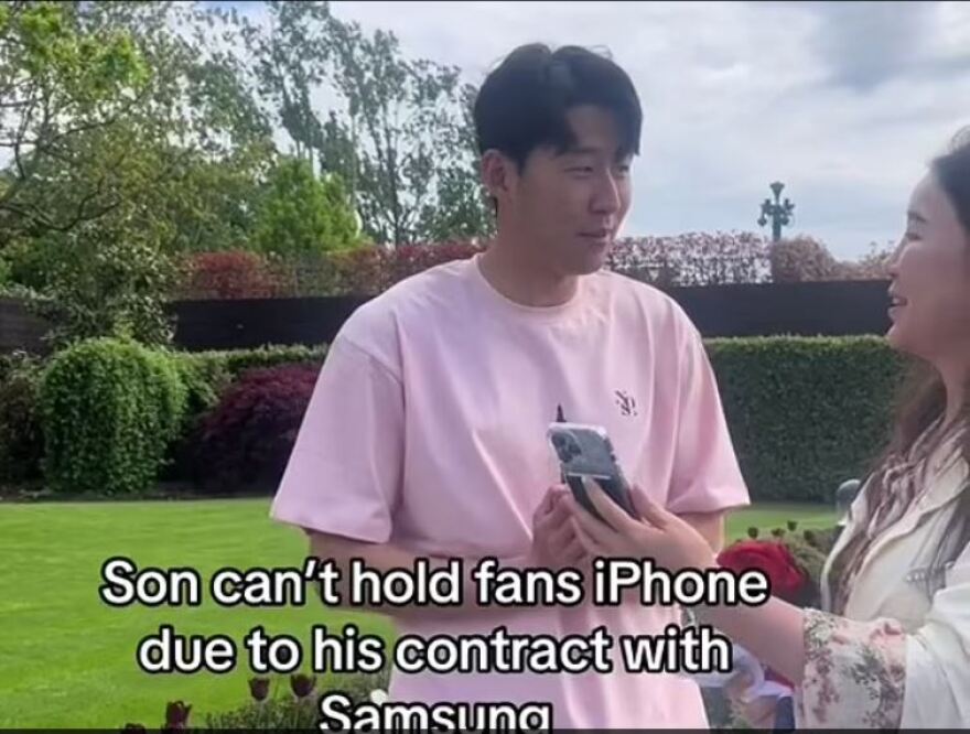 Τα βάσανα ενός ποδοσφαιριστή: Δεν μπορεί να κρατάει τα κινητά θαυμαστών για τις σέλφι αν δεν είναι του... χορηγού του - Δείτε βίντεο