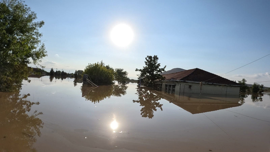 Κακοκαιρία Daniel: Αργεί να έρθει η επόμενη μέρα - «Ποτάμι» η εθνική οδός, στις λάσπες τα χωριά του κάμπου
