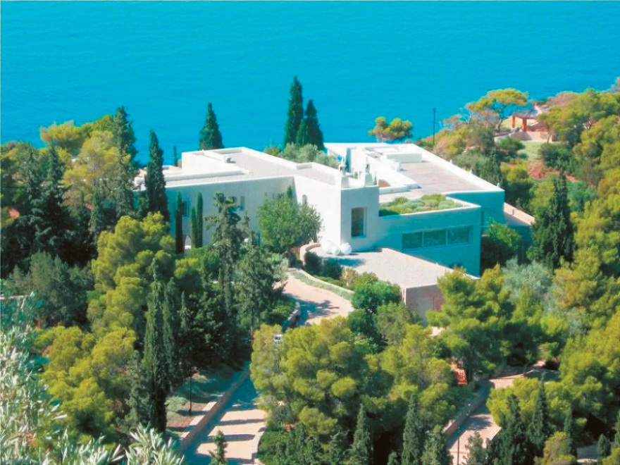 Σκάνδαλο Folli Follie: Μετέωρη η δίκη και ο Κουτσολιούτσος κάνει διακοπές με «γουρούνα» στις Σπέτσες