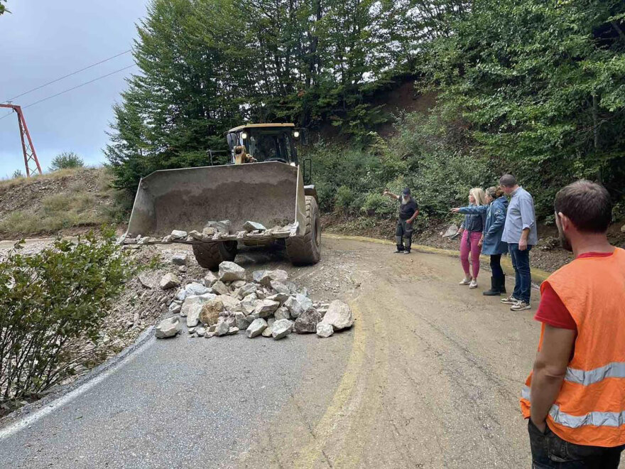 Πλημμύρες στη Θεσσαλία: Πυρετώδεις εργασίες από στρατό και περιφέρεια στο οδικό δίκτυο του Πηλίου