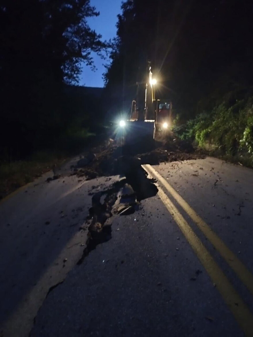 Πλημμύρες στη Θεσσαλία: Πυρετώδεις εργασίες από στρατό και περιφέρεια στο οδικό δίκτυο του Πηλίου