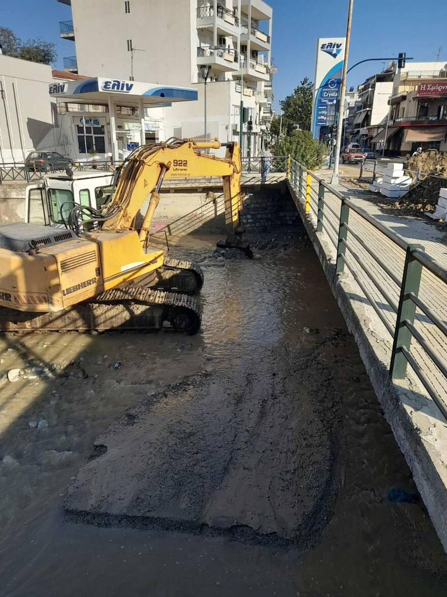 Πλημμύρες στη Θεσσαλία: Πυρετώδεις εργασίες από στρατό και περιφέρεια στο οδικό δίκτυο του Πηλίου