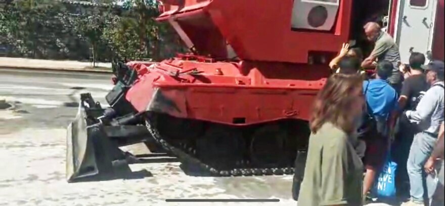 Λάρισα: Με ερπυστριοφόρο μεταφέρουν πολίτες στη Γιάννουλη - Δείτε βίντεο και φωτογραφίες