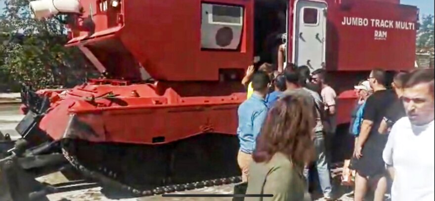 Λάρισα: Με ερπυστριοφόρο μεταφέρουν πολίτες στη Γιάννουλη - Δείτε βίντεο και φωτογραφίες