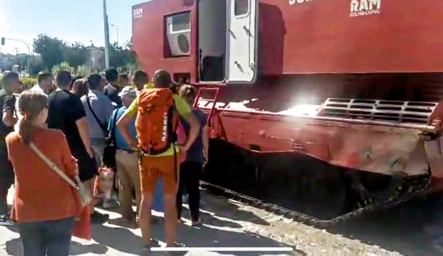 Λάρισα: Με ερπυστριοφόρο μεταφέρουν πολίτες στη Γιάννουλη - Δείτε βίντεο και φωτογραφίες