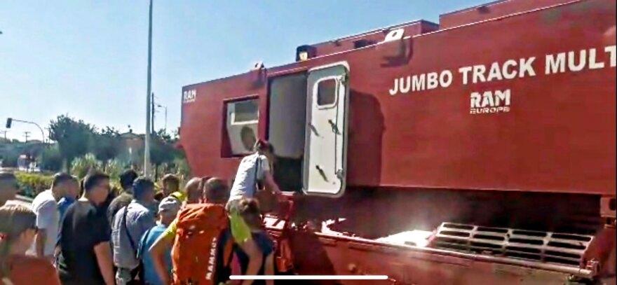 Λάρισα: Με ερπυστριοφόρο μεταφέρουν πολίτες στη Γιάννουλη - Δείτε βίντεο και φωτογραφίες