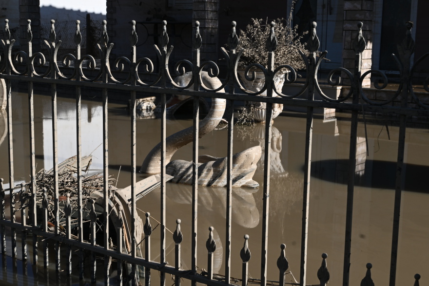 Εικόνες - σοκ από τον θεσσαλικό κάμπο - «Βουνό» τα νεκρά ζώα μετά τις πλημμύρες