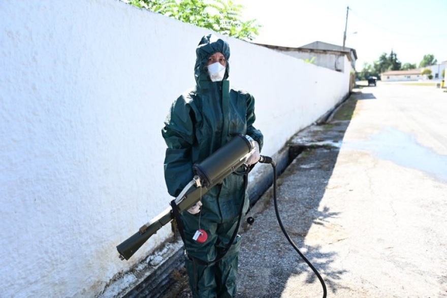 Δένδιας: Ο στρατός έστησε 5 σταθμούς απολύμανσης για προσωπικό και πολίτες στη Θεσσαλία