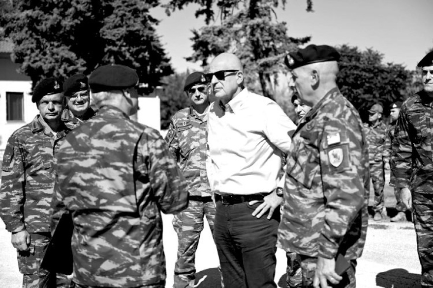 Δένδιας: Ο στρατός έστησε 5 σταθμούς απολύμανσης για προσωπικό και πολίτες στη Θεσσαλία