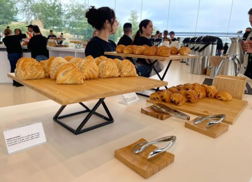 Apple: Και εγένετο iPhone 15: Από $799 η απλή έκδοση, $999 το Pro και $1.199 το Pro Max στις ΗΠΑ