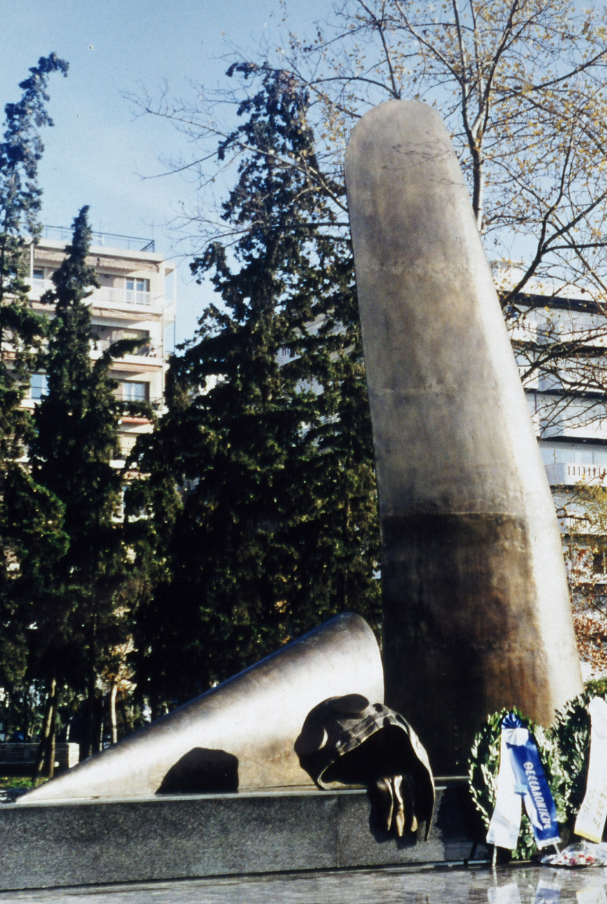 Θεσσαλονίκη: Με αλεξίπτωτο καλύφθηκε το «ακρωτηριασμένο» Μνημείο Πεσόντων Αεροπόρων - Δείτε φωτογραφίες