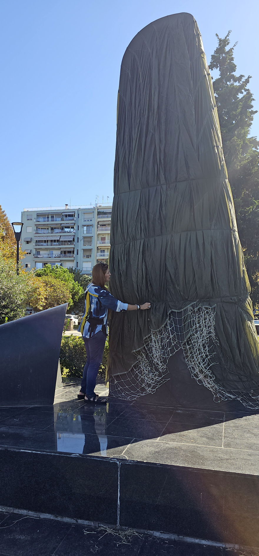 Θεσσαλονίκη: Με αλεξίπτωτο καλύφθηκε το «ακρωτηριασμένο» Μνημείο Πεσόντων Αεροπόρων - Δείτε φωτογραφίες