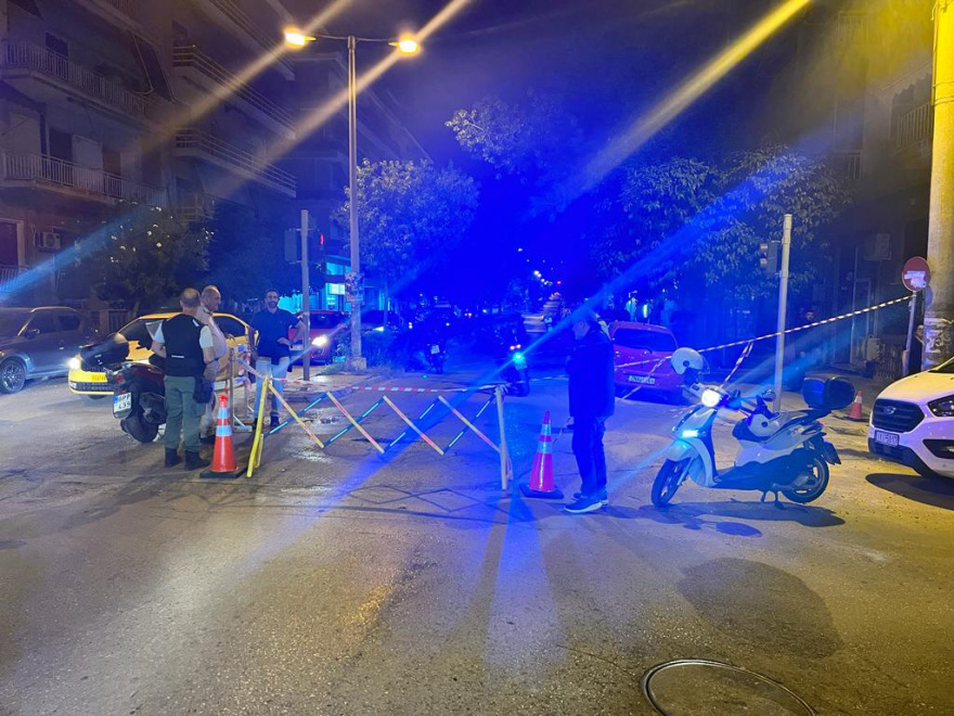 Καθίζηση στο οδόστρωμα της οδού Σκρα στην Καλλιθέα – Διακόπηκε η κυκλοφορία