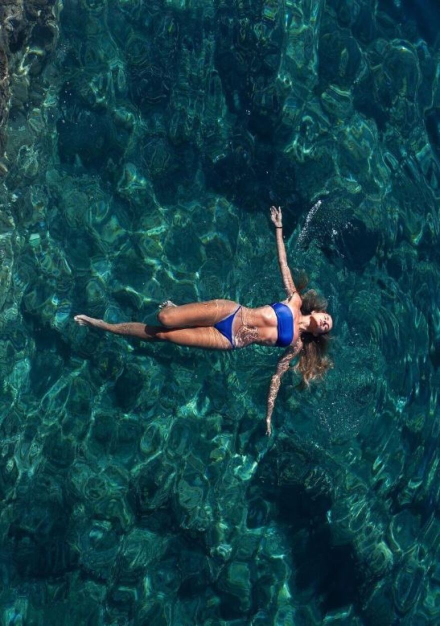 Αλίσα Σμιντ: Η πιο σέξι αθλήτρια στον κόσμο φόρεσε το μπικίνι της και κάνει βουτιές στην Ιταλία - Δείτε φωτογραφίες 